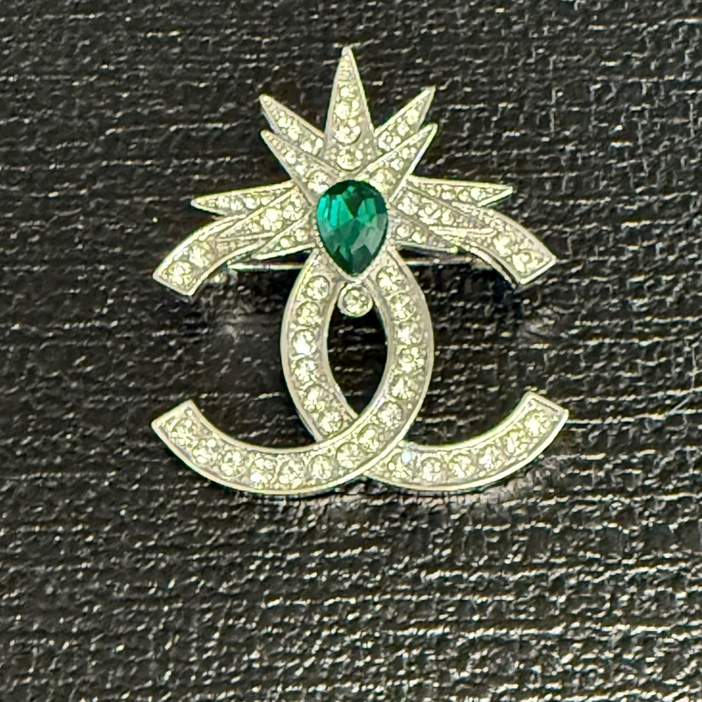 Elegant Silver Tone emerald-green tear-drop crystal rhinestones. Brooch NEW